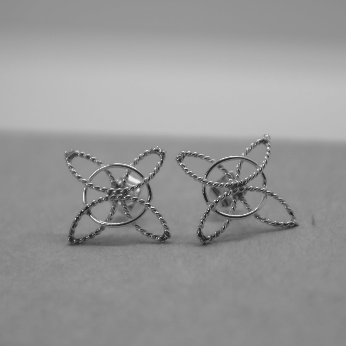 Set de aretes & dije de nudo de bruja